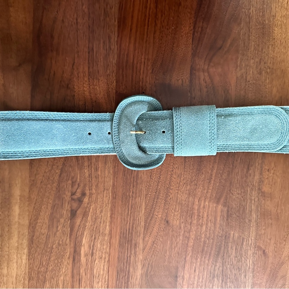 Sezane Jones belt size 90. Color vert d’eau. Suede.